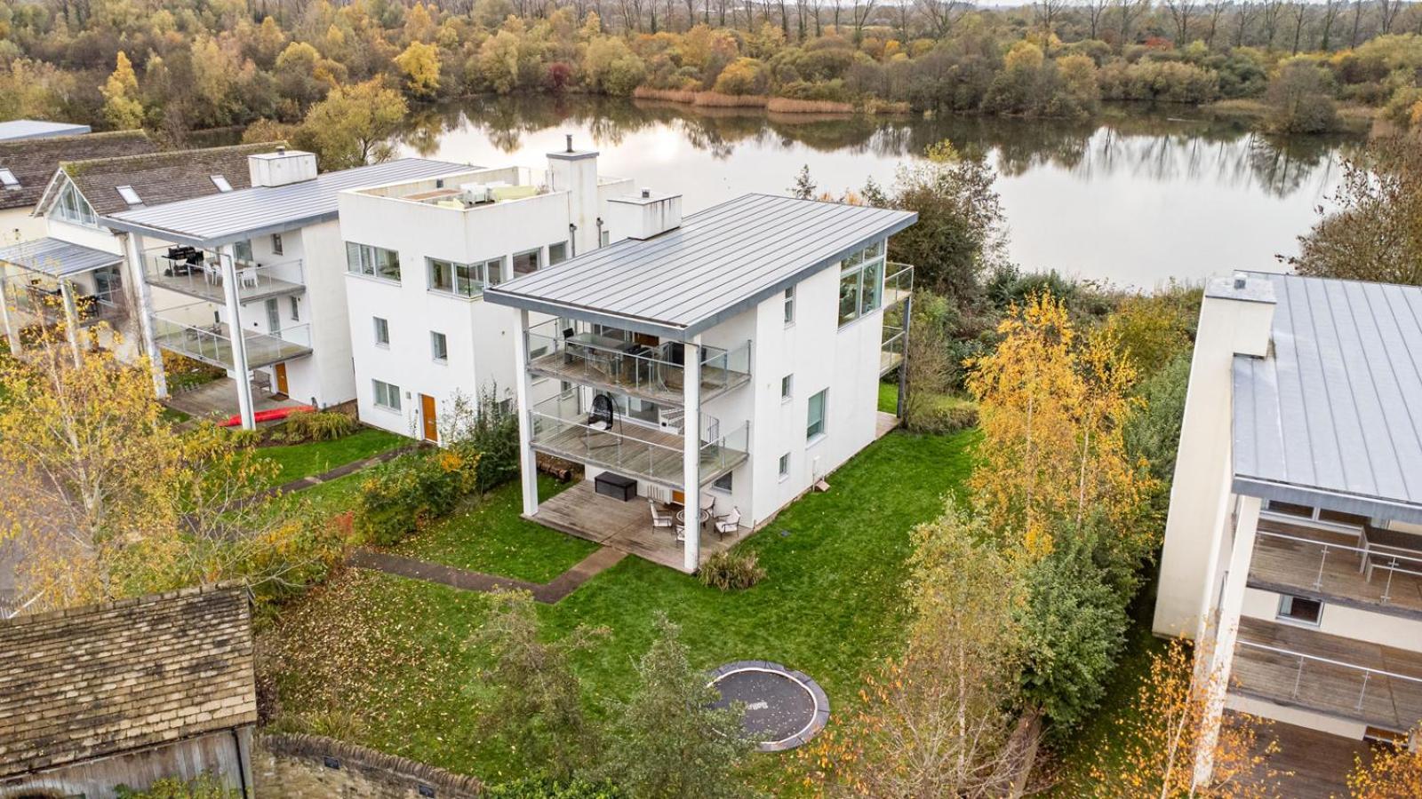 Lakeside Property With Access Into Spa On A Nature Reserve Bauhinia House Hm73 Somerford Keynes Exterior foto